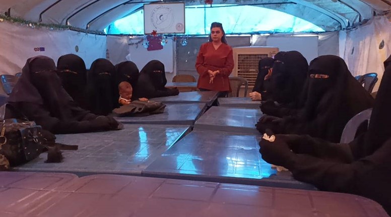 A lecture in Al-Hol camp about the importance of style for women