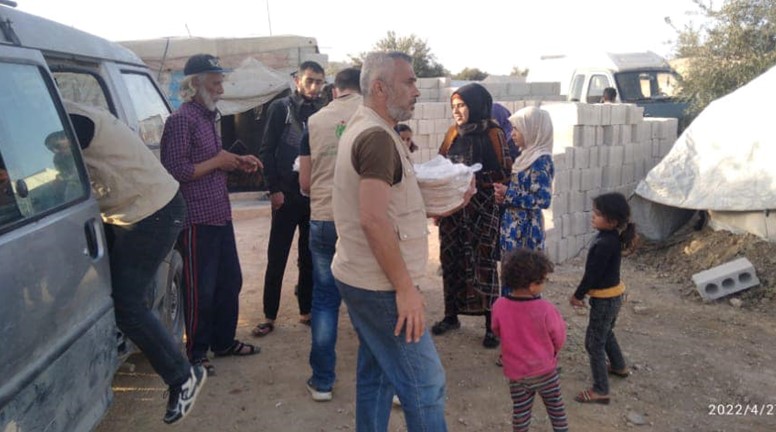 Youth Al-Khair volunteer team distributes bread during the month of Ramadan