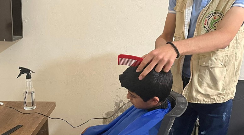 يقوم فريق شباب الخير بتنفيذ حملة حلاقة شعر الايتام شمال غرب سوريا