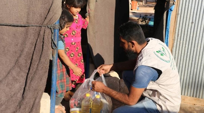 توزيع السلل الغذائية لأهلنا النازحين في مخيم بشمارون