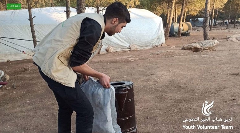 توزيع مواد التدفئء على العائلات المحتاجة في مخيمات مدينة اعزاز