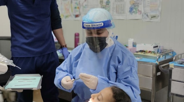 عناية طبية ضمن عيادة سامز للأسنان في مخيم الزعتري