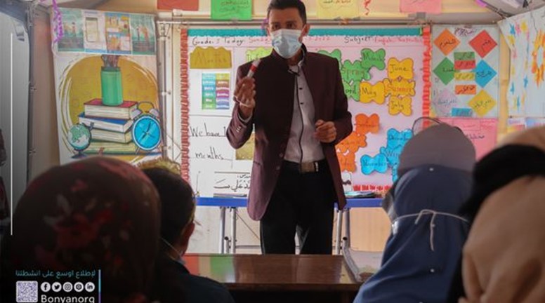 Interactive English language lessons in Idlib countryside