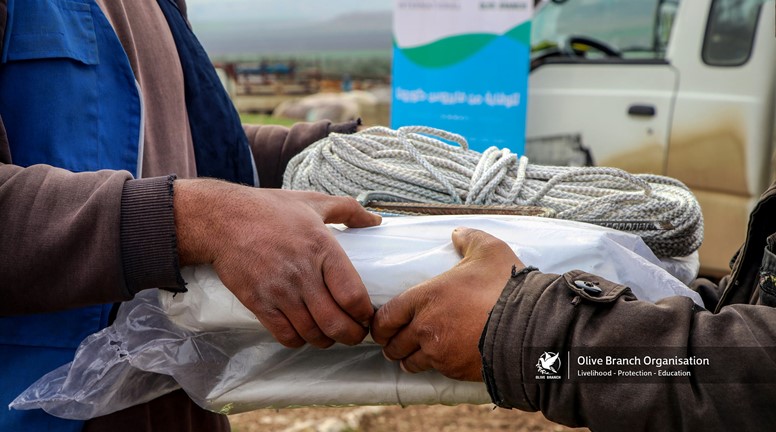 توزيع سلة صيانة خيمة للمخيمات المتضررة استكمالاً لحملة الاستجابة الطارئة