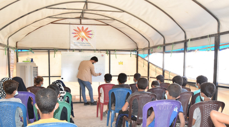الفريق التعليمي الغير رسمي لمنظمة شمس للتأهيل والتنمية يستمر في دوراته التعليمية لأطفال مخيم الهول