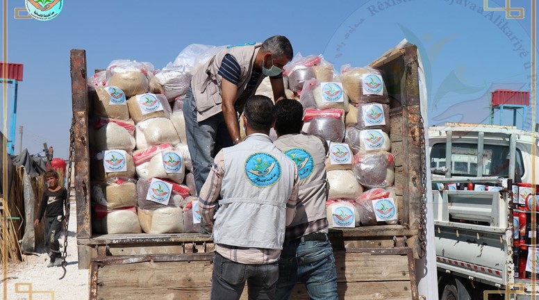 المباشرة بتوزيع السلات الغذائية في مخيمي واشوكاني وسري كانيه في مدينة الحسكة
