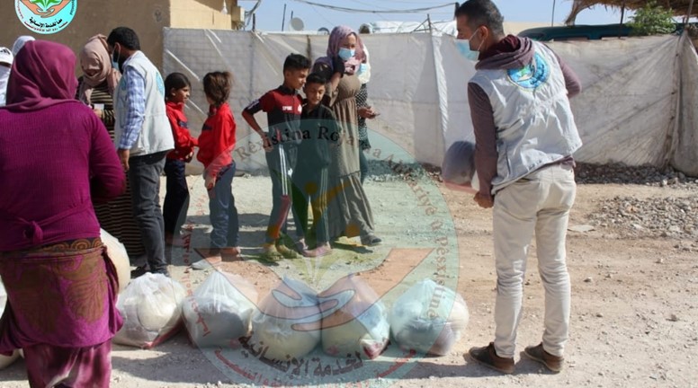 توزيع سلال غذائية على النازحين في مخيم سري كانيه بمدينة الحسكة