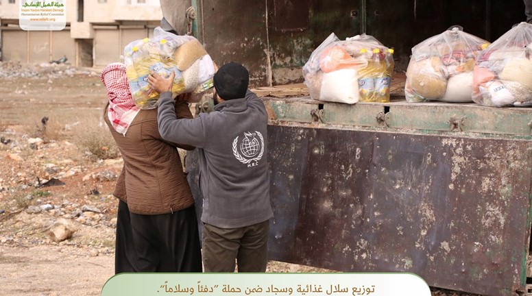 توزيع سلال غذائية وسجاد في ريف إدلب