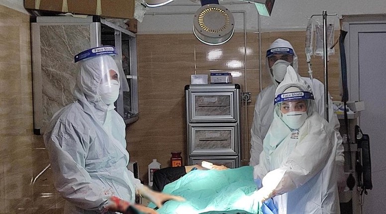 تخصيص غرفة عمليات خاصة بمرضى كوفيد في مشفى إدلب المركزي .