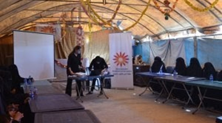 عقد فريق منظمة شمس للتأهيل والتنمية جلسات توعوية للنساء القاطنات في مخيم الهول