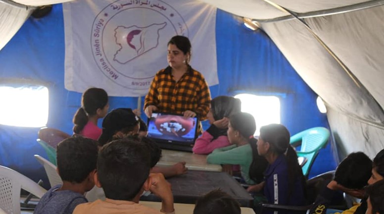 مجلس المرأة ينظم محاضرة ترفيهية لأطفال المخيمات