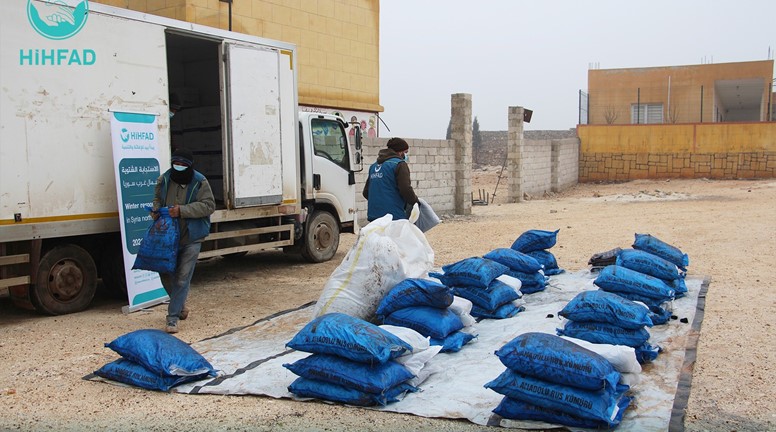 توزيع السلل الغذائية والفحم والبطانيات على النازحين بريف إدلب ضمن حملة (الشتاء هنا)