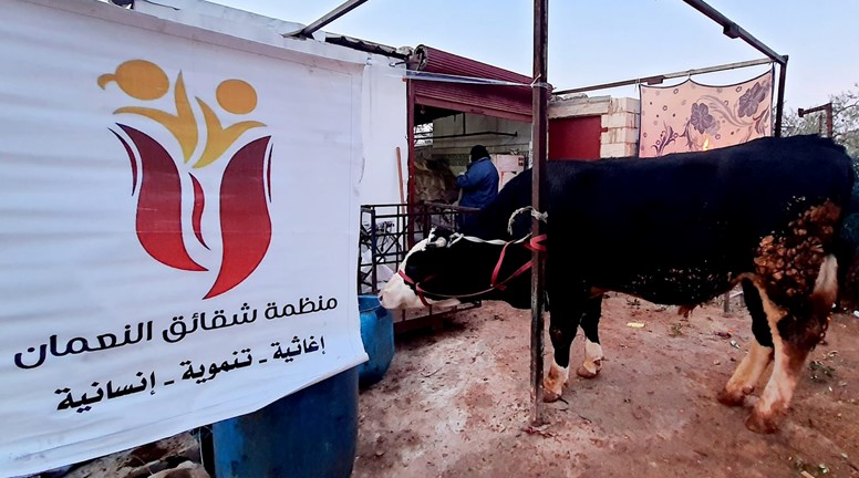 توزيع اللحوم على المهجرين في الشمال السوري