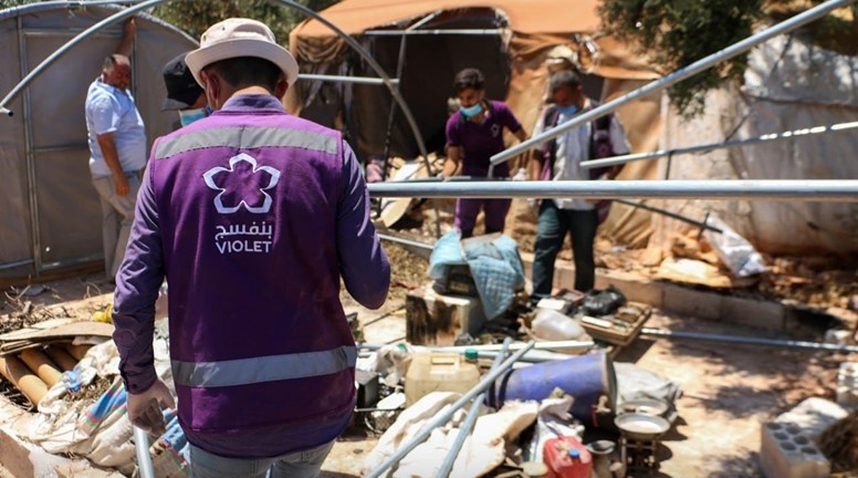 استجابة متطوعو الطوارئ في 3 مخيمات مختلفة في ريف ادلب إثر حرائق اندلعت في خيم العوائل النازحة