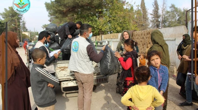 توزيع سلات البسة لدعم الأسر النازحة والأشد فقراً في ناحية تل تمر ومدينة الحسكة