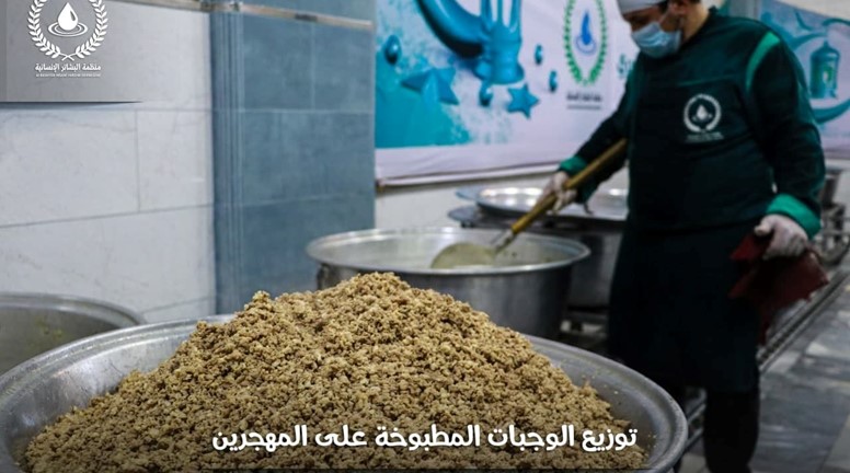 يستمر المطبخ الخيري في منظمة البشائر الإنسانية ضمن قطاع #الأمن_الغذائي بتجهيز وجبات الطعام المطبوخة لتقديمها إلى الأهالي المهجرين  في الشمال السوري