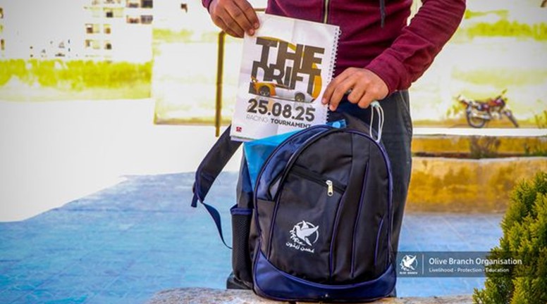 منظمة غصن زيتون توزع حقائب مدرسية