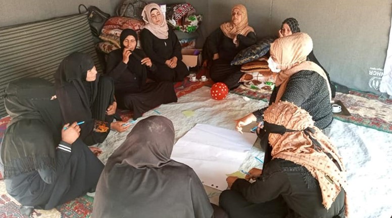 Meclisa Jinên Sûriyê li Reqayê serdana jinên koçber ên kampa Mehmûdlî dike