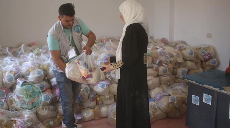 توزيع (500) سلة غذائية على العوائل الفقيرة المقيمة والنازحين في مدينة الرقة