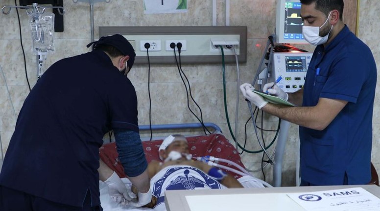 تقديم الإسعافات الأولية والمتابعة المستمرة للمرضى في مشفى ادلب المركزي