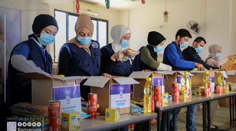 توزيع سلل غذائية إغاثة على العائلات في عكار اللبنانية