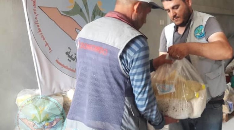 توزيع السلال الغذائية على عمال النظافة في عامودا بمناسبة العيد الاضحى